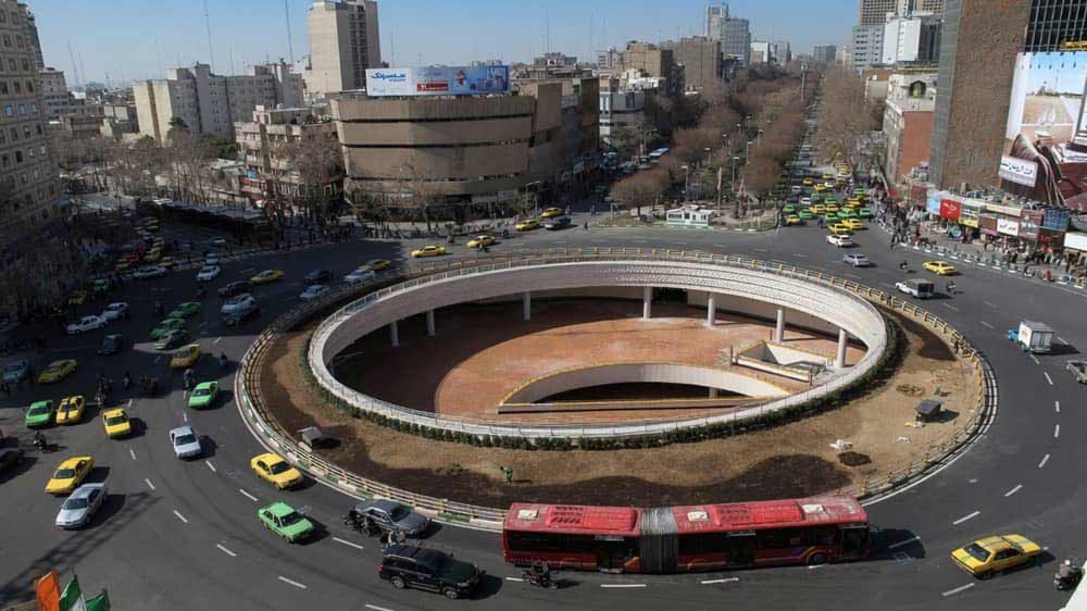 Pamje ajrore e rrethrrotullimit të frekuentuar në rrugën Vali Asr në qendër të Teheranit, Iran.