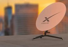 Irani intensifikon luftën kundër Starlink Antenë satelitore Starlink e montuar në çatinë e një ndërtese urbane gjatë perëndimit të diellit.