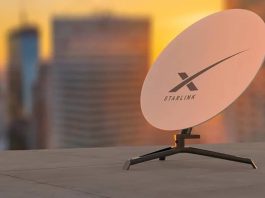 Irani intensifikon luftën kundër Starlink Antenë satelitore Starlink e montuar në çatinë e një ndërtese urbane gjatë perëndimit të diellit.